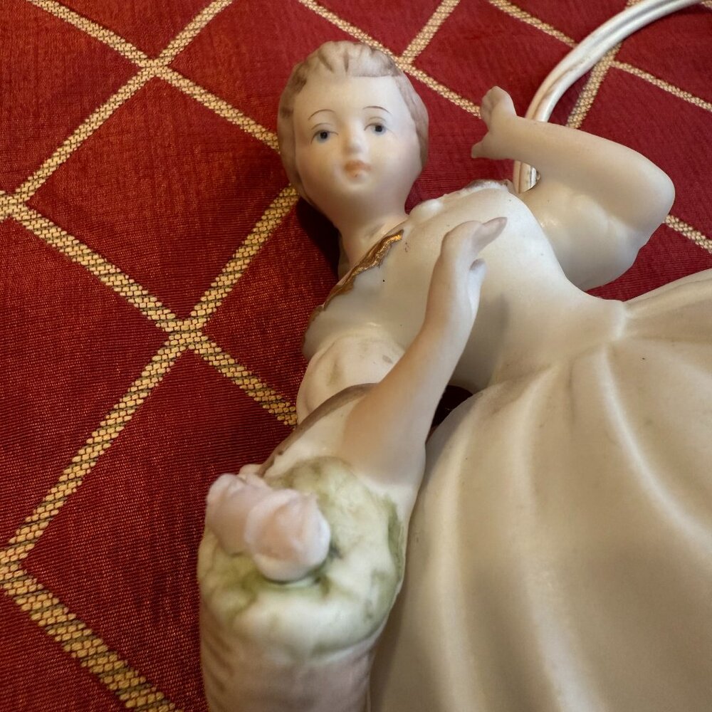 Vintage Lady Figurine Lamp. - Picture 10 of 13